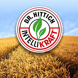 Dr. Hittich IntelliKRAFT Siegel mit Kornfeld im Hintergrund