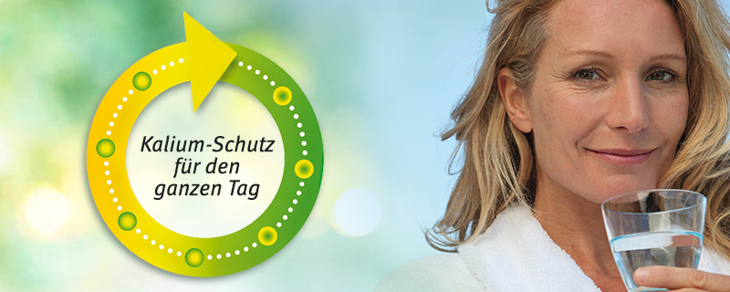 Eine Frau hält ein Glas in der Hand und neben ihr steht ein Kreis mit dem Satz: Kalium-Schutz für den ganzen Tag