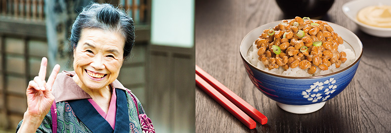 Bild zweigeteilt: Links eine Japanerin, die die rechte Hand hebt und lächelt. Rechts eine Schale mit Natto auf Reis