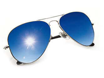 Sonnenbrille auf weißem Hintergrund