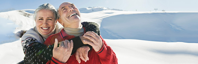 Senioren Paar glücklich auf schneebedeckten Berg