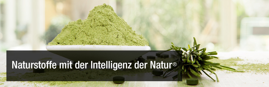 Schalle mit grünem Pulver und nebenan grüne Tabletten mit dem Titel: Naturstoffe mit der Intelligenz der Natur
