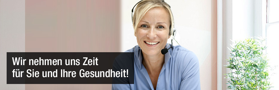 Junge blonde Frau mit Kopfhörer und Mikrofon lächelt, mit dem Titel: Wir nehmen uns Zeit für Sie und Ihre Gesundheit