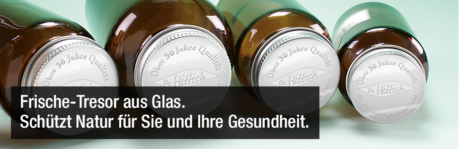 Vier bernsteinfarbene Dr. Hittich Glässer liegen nebeneinander auf weißer Hintegrund, mit dem Titel: Frische-Tresor aus Glas. Schützt Natur für Sie und Ihre Gesundheit