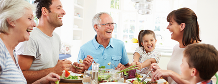 Familie steht im Mittelpunkt! Senior Frau, Senior Mann, junge Frau, junger Mann, kleines Mädchen und kleiner Junge beim Essen